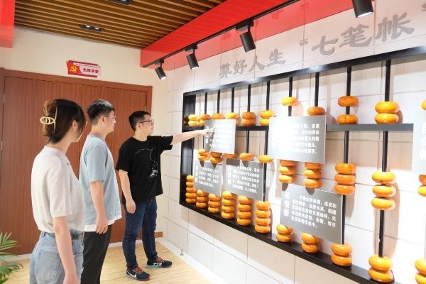 图1：邗江烟草开展新进大学生廉政教育（陈学朋摄）.jpg