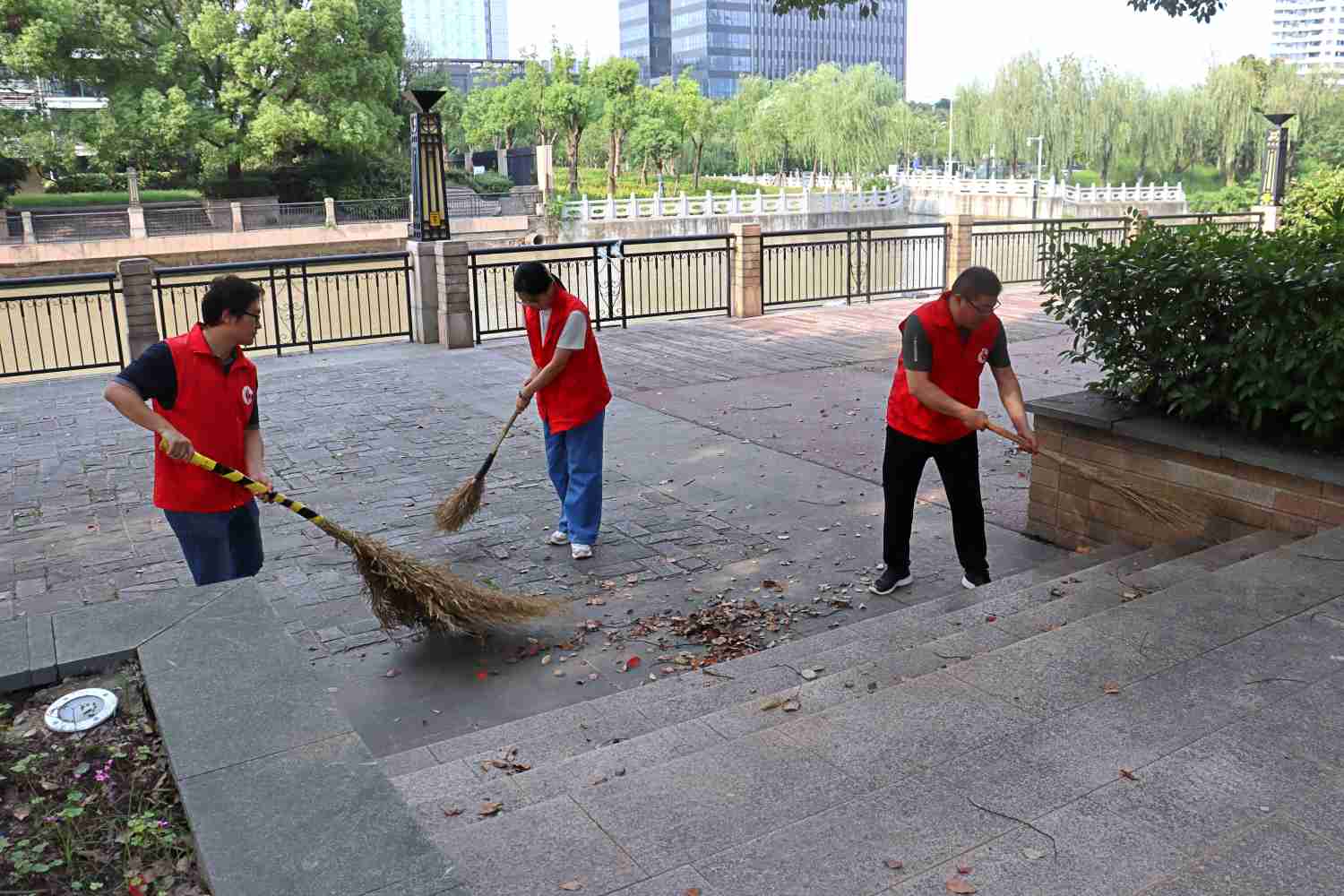 3、志愿者在社区进行卫生大清扫.jpg