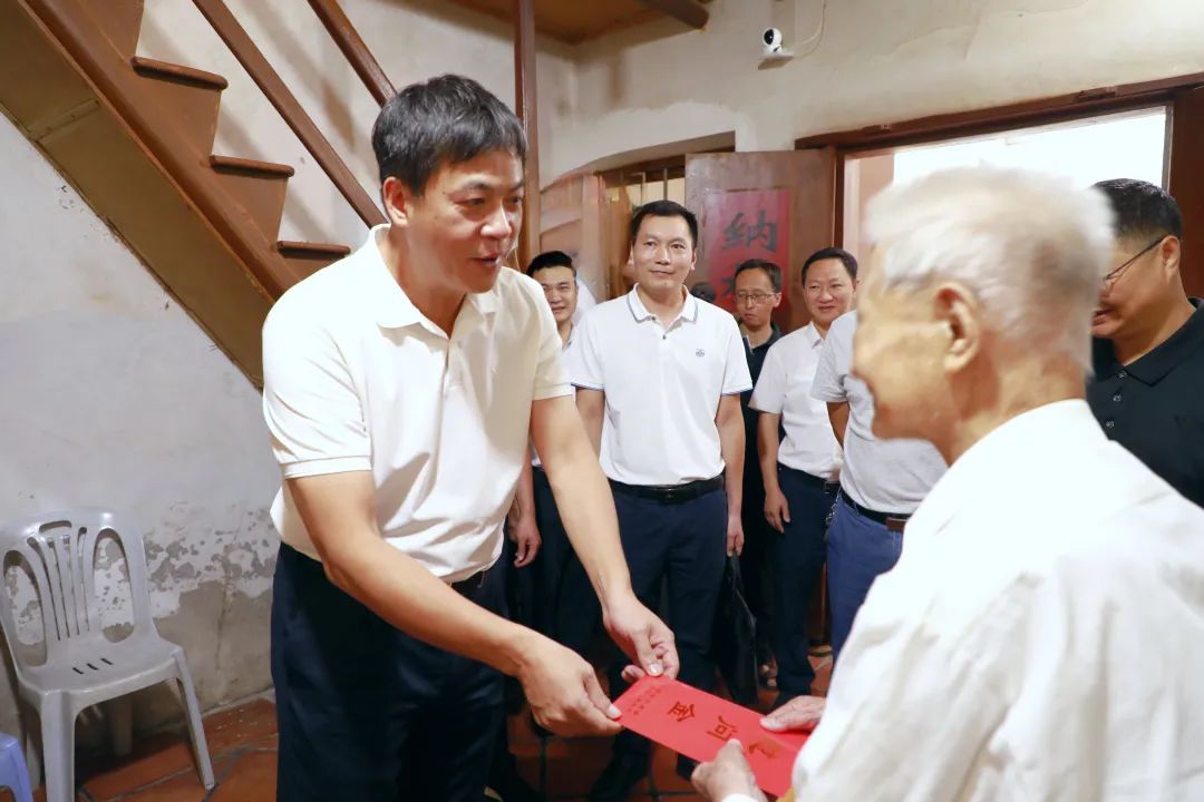 云霄县县长开展重阳节走访慰问活动.jpg