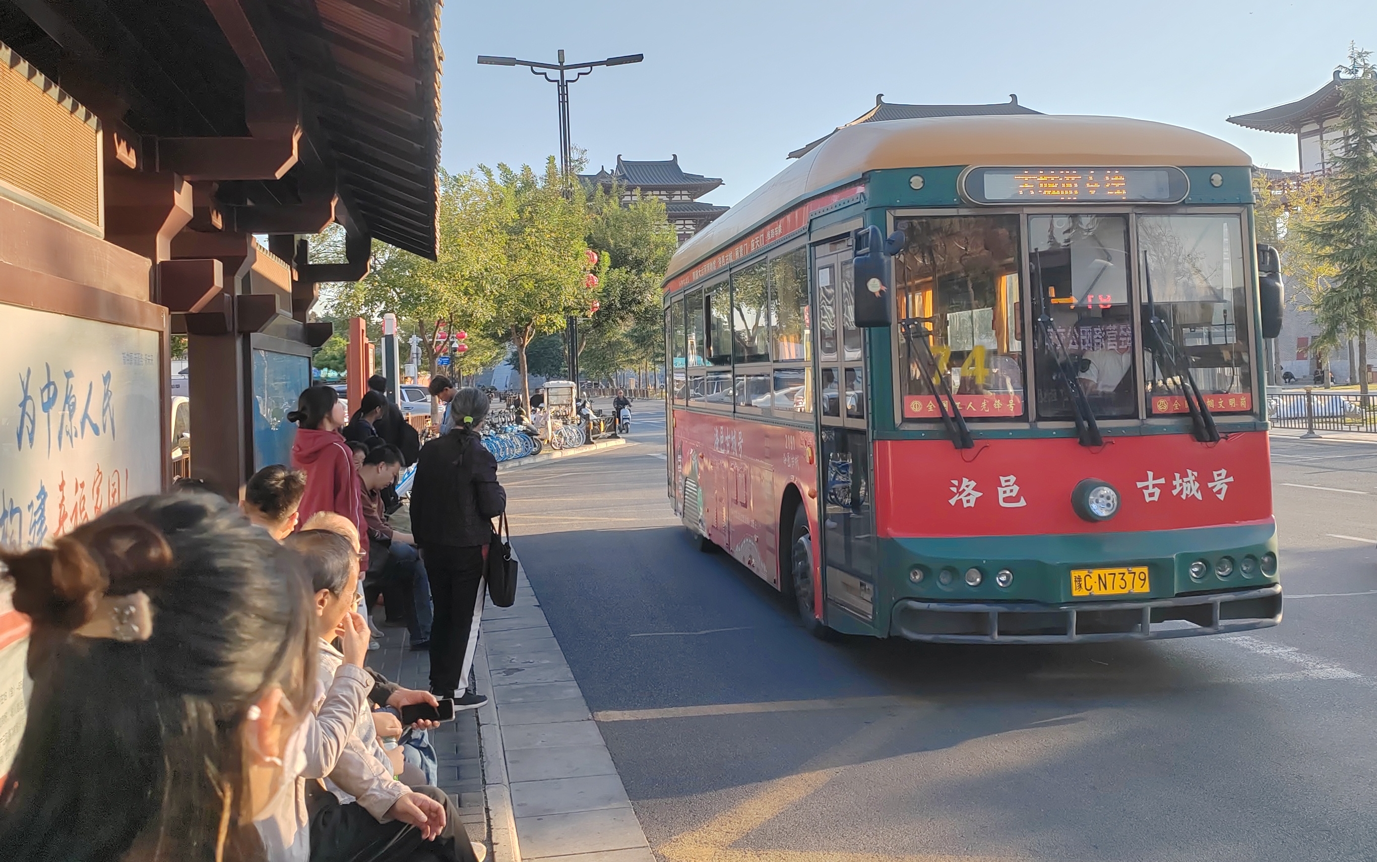 河南洛阳公交小车轮转动大民生