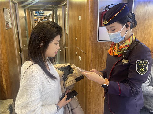广九客运段京广动一车队列车长杨辉燕为乘车旅客办理补票业务  拍摄者：陈慧兰.MOV.JPG