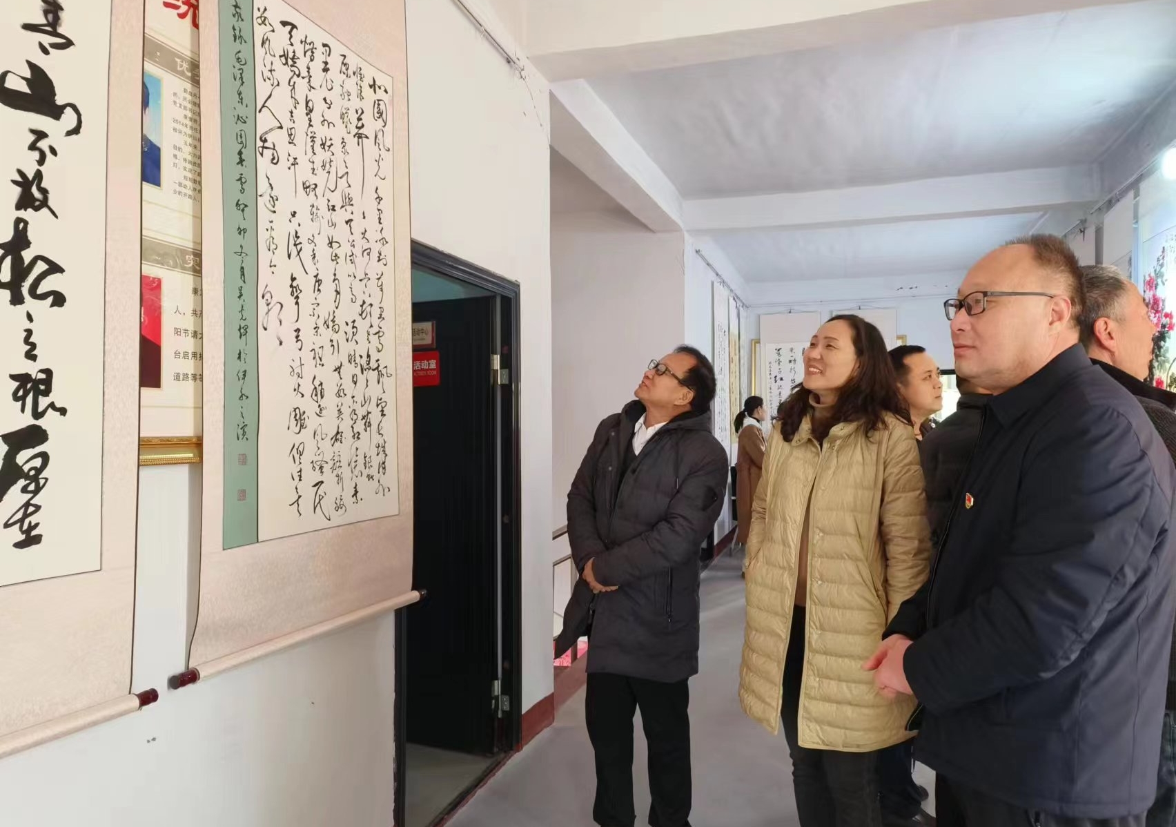 伊川县鸦岭镇举办迎元旦书画展活动