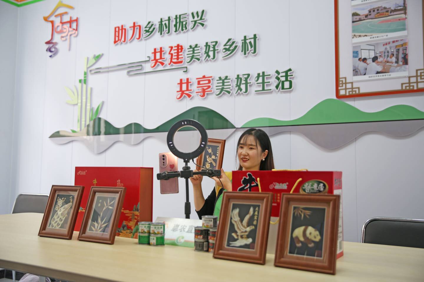 1、便利店正在开展助农直播.jpg