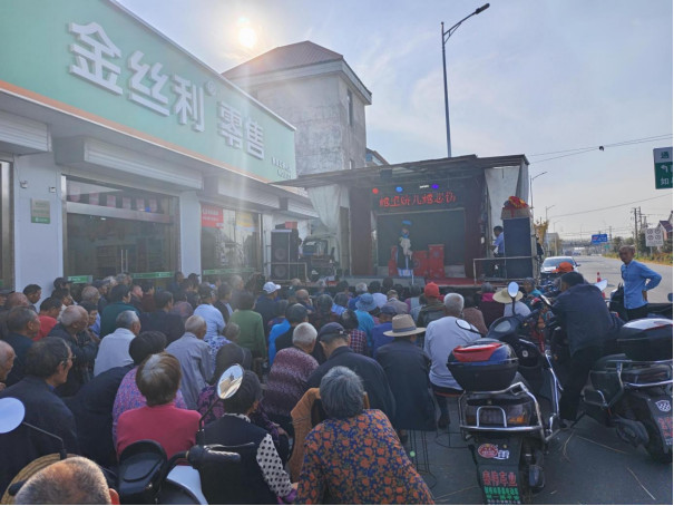 2、在群音汇便利店门前开展送戏下乡活动 （朱瑜宏 摄）.jpg