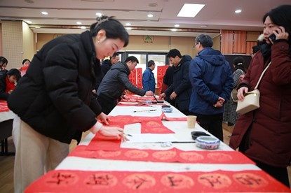 重庆民进南岸区委会春联万家活动走进御峰小学