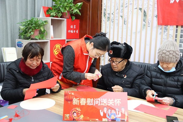 1、青年志愿者与社区老人共同制作窗花.jpg