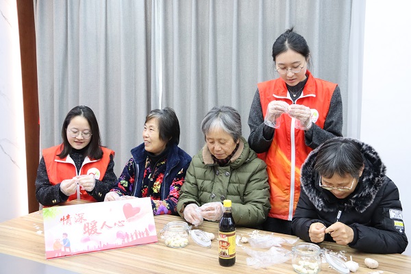 2、志愿者们进社区共制“醋蒜”.jpg