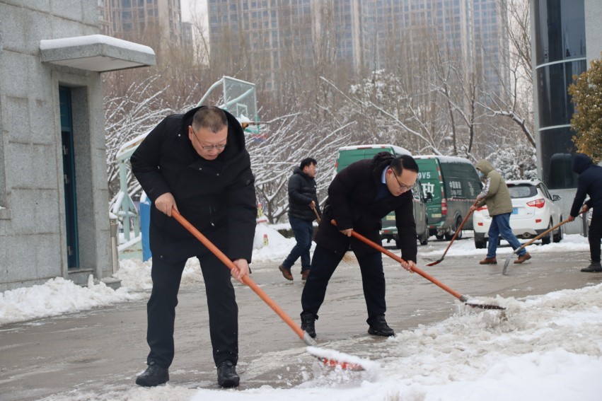 1、党员干部清扫积雪.jpg