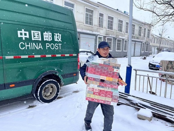 2、卷烟配送人员冒雪送货.jpg