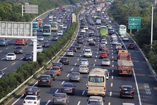 南京警方平安"警"随 "畅"暖人心营造道路交通环境