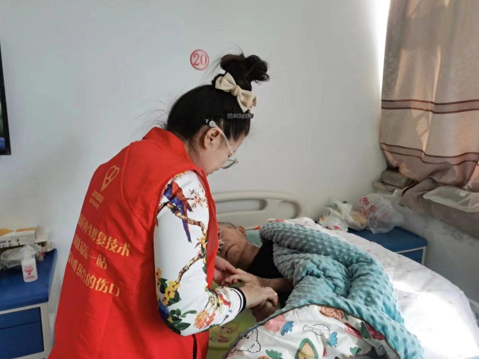 迈巴克集团传递温暖关爱弱势群体爱心公益活动之养老公寓关爱老人行