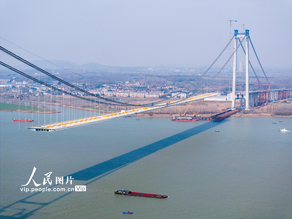 江苏南京龙潭长江大桥建设正酣