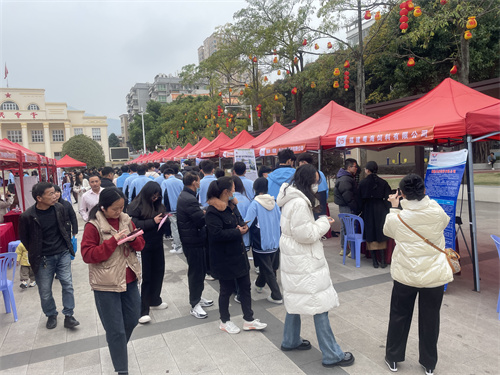 招聘会现场人头攒动.jpg