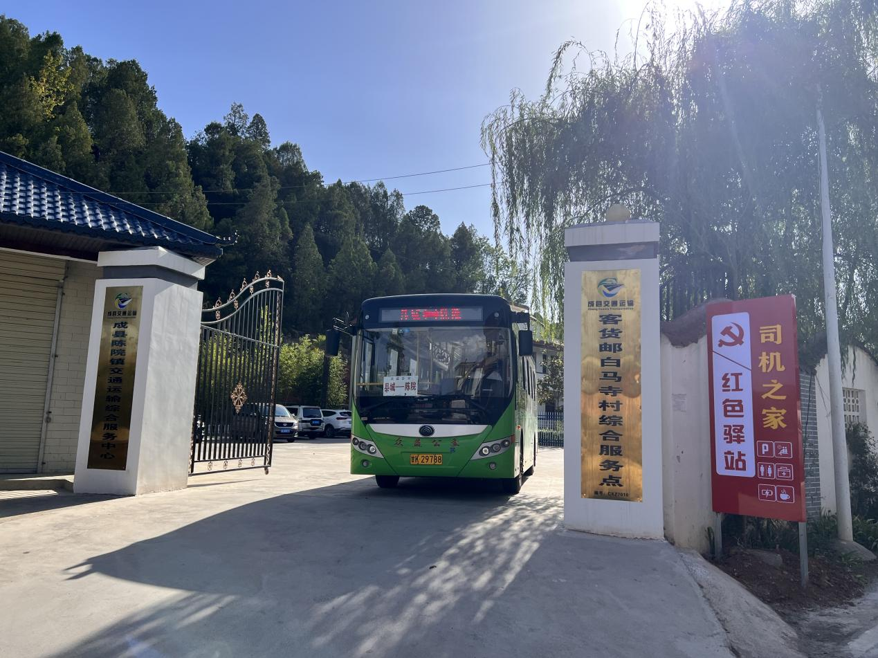 2月27日,从甘肃成县汽车站发往王磨镇的客车上,上车的不止乘客,还有一