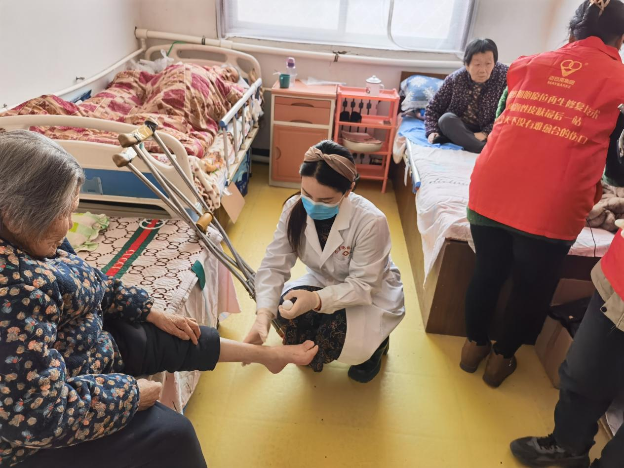 迈巴克集团"传递温暖 关爱弱势群体"爱心公益活动之老年公寓献爱心