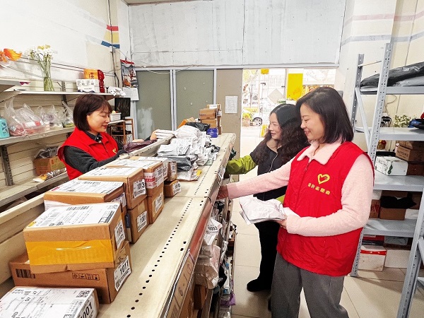 1、毛水灵协助褚梅整理快递.jpg
