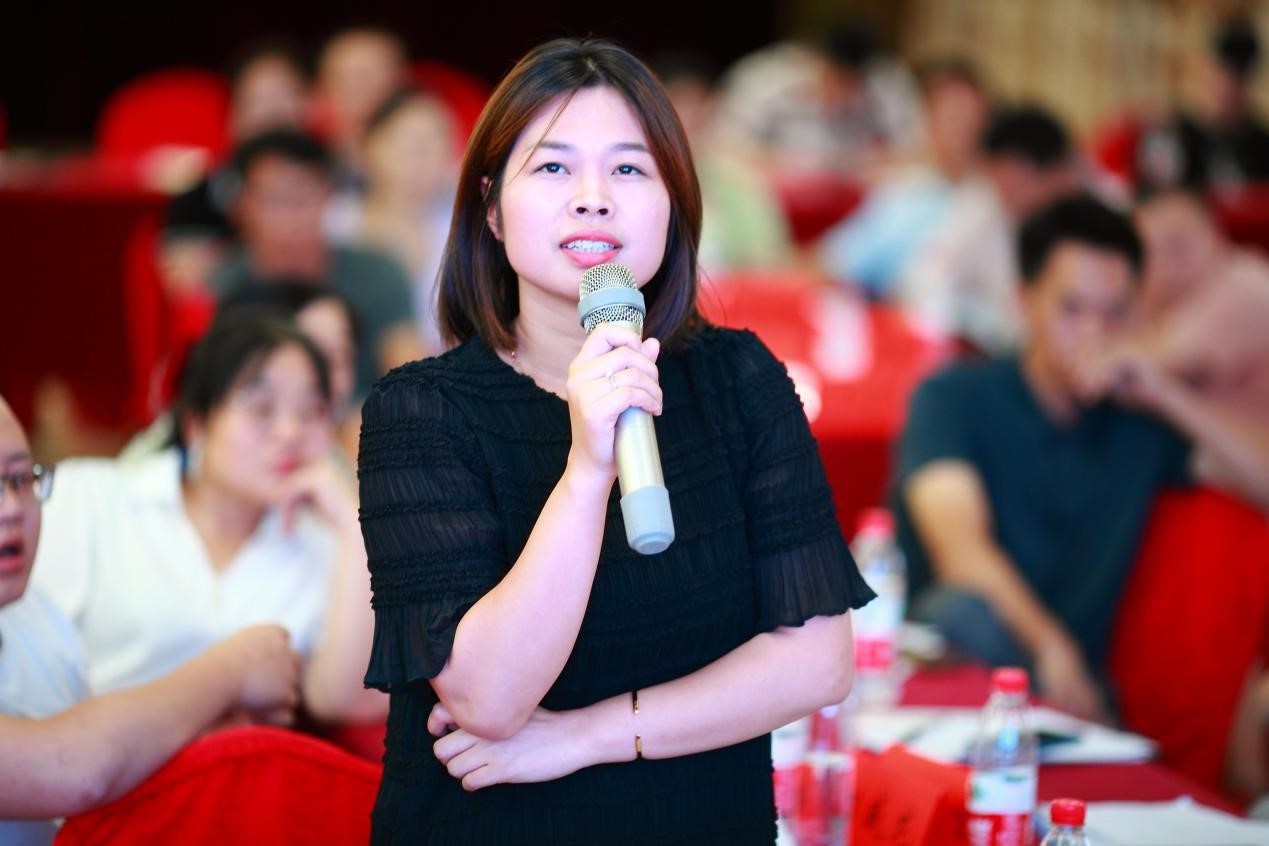 贺晶不仅是一位成功的创业者,还是一名优秀的卷烟品牌宣讲师.