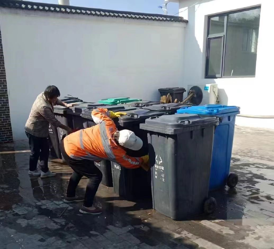 南部山区仲宫街道高而党委开展垃圾桶专项清洗活动