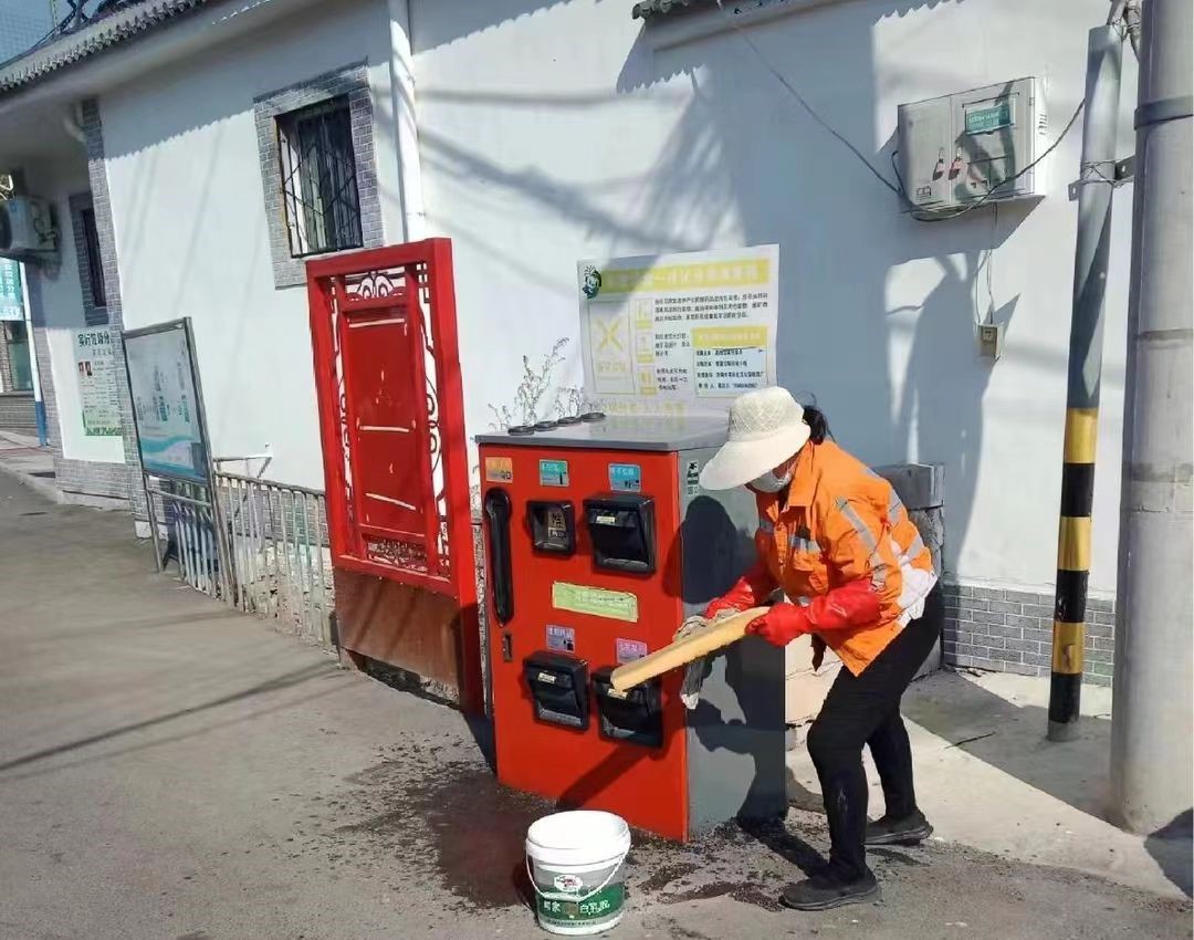 南部山区仲宫街道高而党委开展垃圾桶专项清洗活动