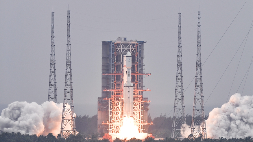 搭载探月工程四期鹊桥二号中继星的长征八号遥三运载火箭在中国文昌航天发射场点火升空