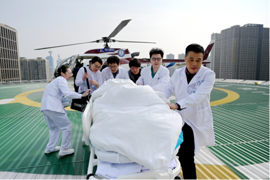 空中120高效接收危重病患湘雅二医院空中急救绿色通道正式开启