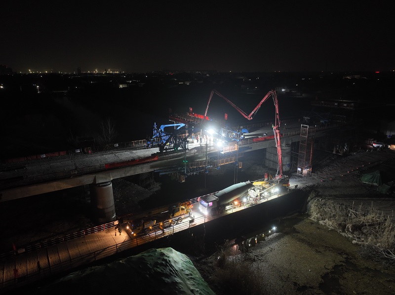 北沿江高铁扬州段跨幸福河连续梁顺利合龙