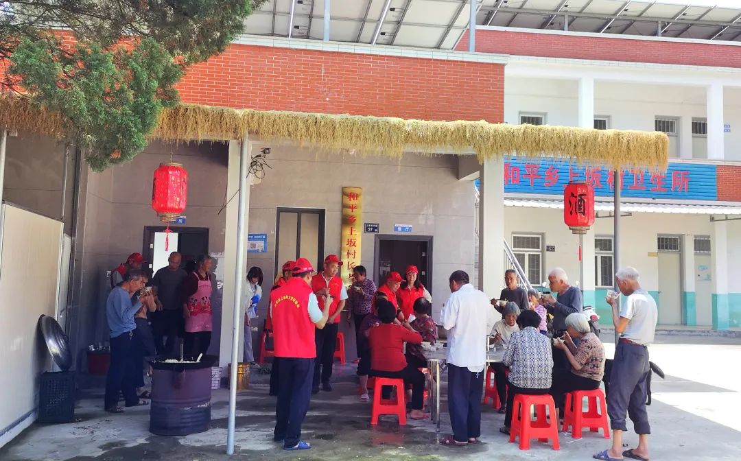 云霄乡贤有实招助老办食事