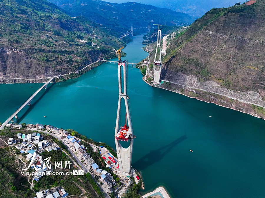 云南绥江:新市金沙江特大桥建设忙