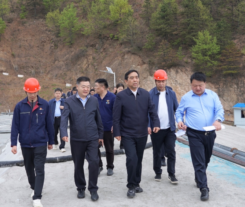 常万琦一行来到栾川县陶湾镇,先后察看了栾川县瑞达矿业有限公司打磨