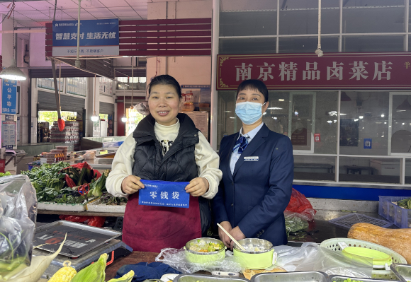 鄂州农商银行积极开展“零钱包”兑换活动1.jpg