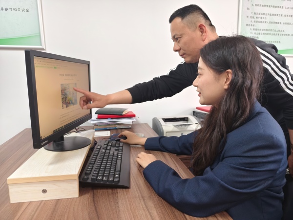 2,业务骨干指导青年员工撰写宣传报道.jpg