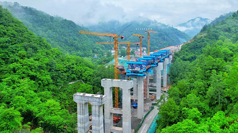 陕西商洛：五一假期建设忙