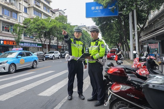 3、民警实地研究交通组织.jpg