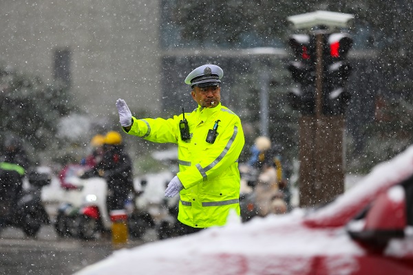 6、民警顶风冒雪指挥疏导交通.jpg