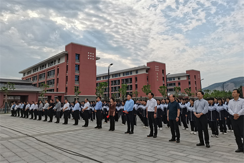 宜阳县实验高级中学举行"弘扬五四精神 创造青春辉煌"主题升旗仪式