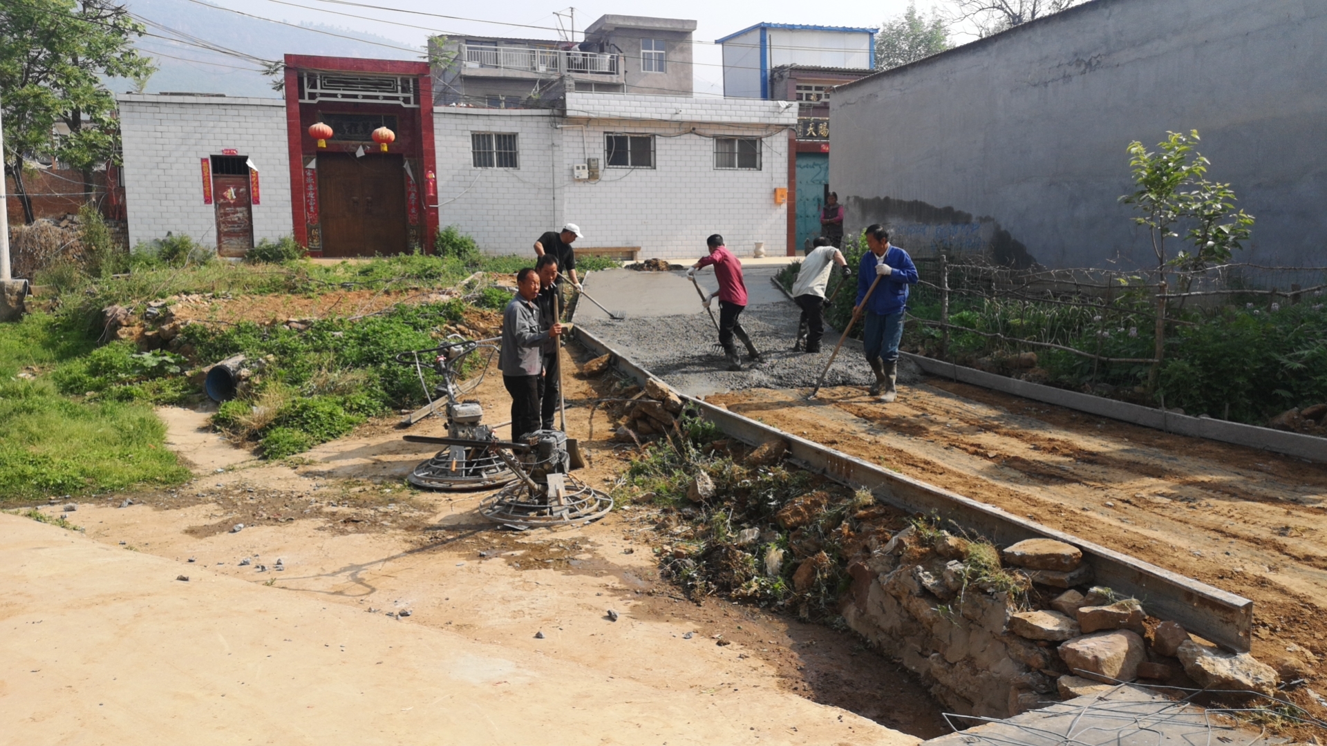 伊川县吕店镇:捐资修路惠民生 凝聚"五星"大合力