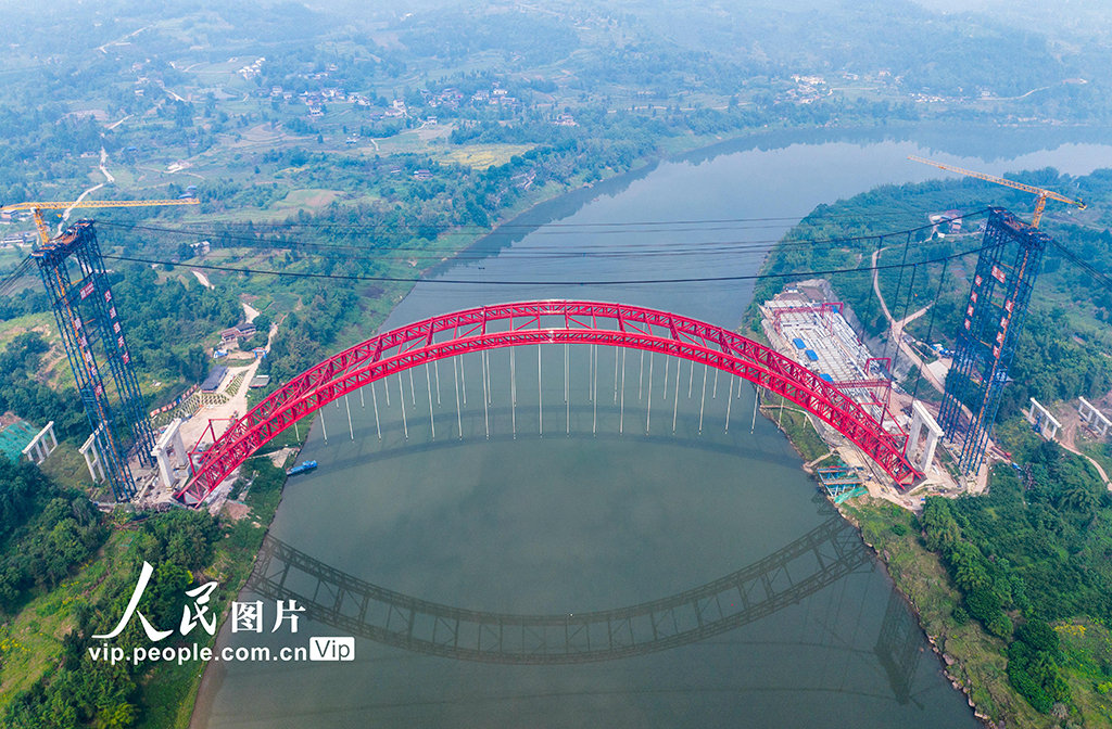四川广安:镇广高速白马渠江特大桥加快建设