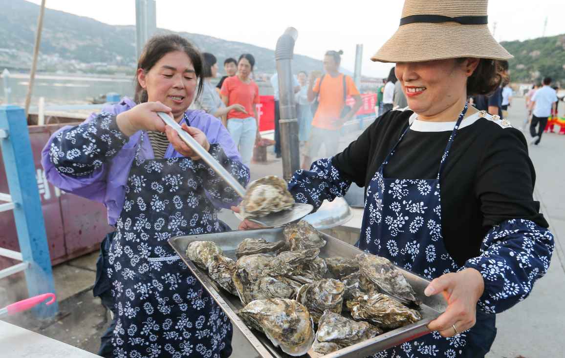 2.举办“庆开海、品海鲜”活动（王健民 摄）.jpg