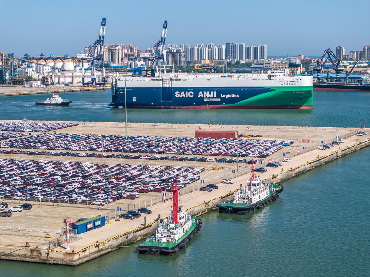 新一代环保型滚装运输船在山东港口烟台港"带货交付"