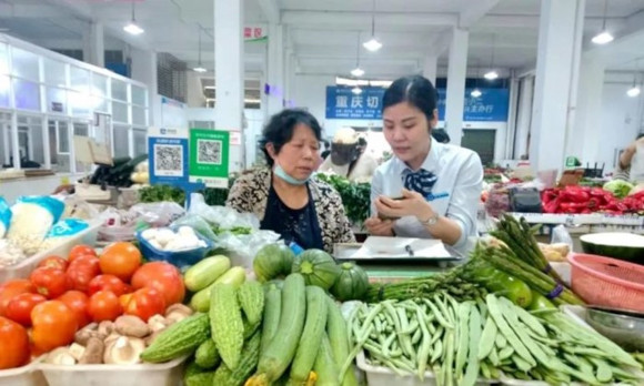天门农商银行营业部__ 六访六增“接地气” 挎包精神“暖人心”.jpg