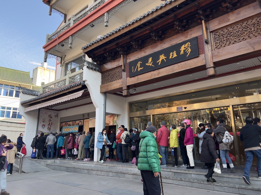 1、食客在穆桂英美食广场排队消费.jpg