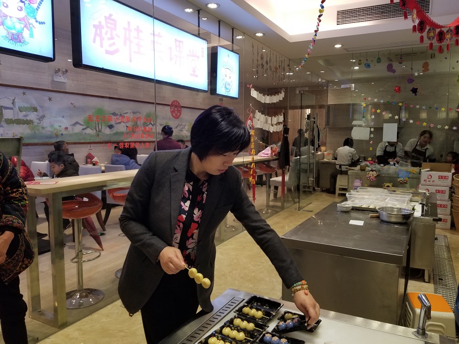 2、陆惠敏在进行新产品研发.jpg
