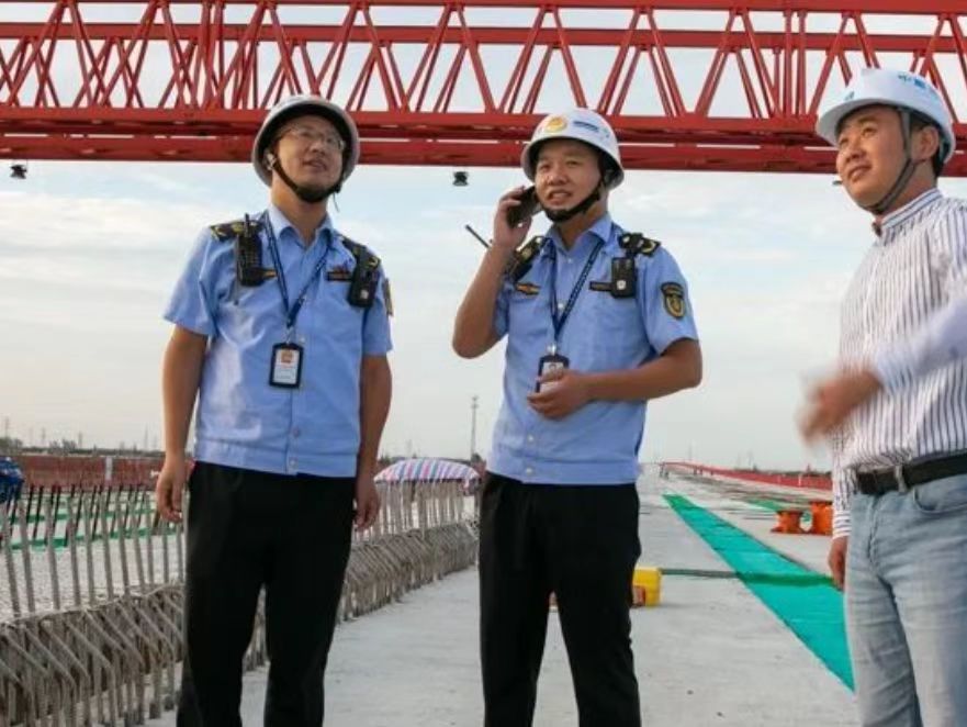 1、执法人员到一线调研.jpg
