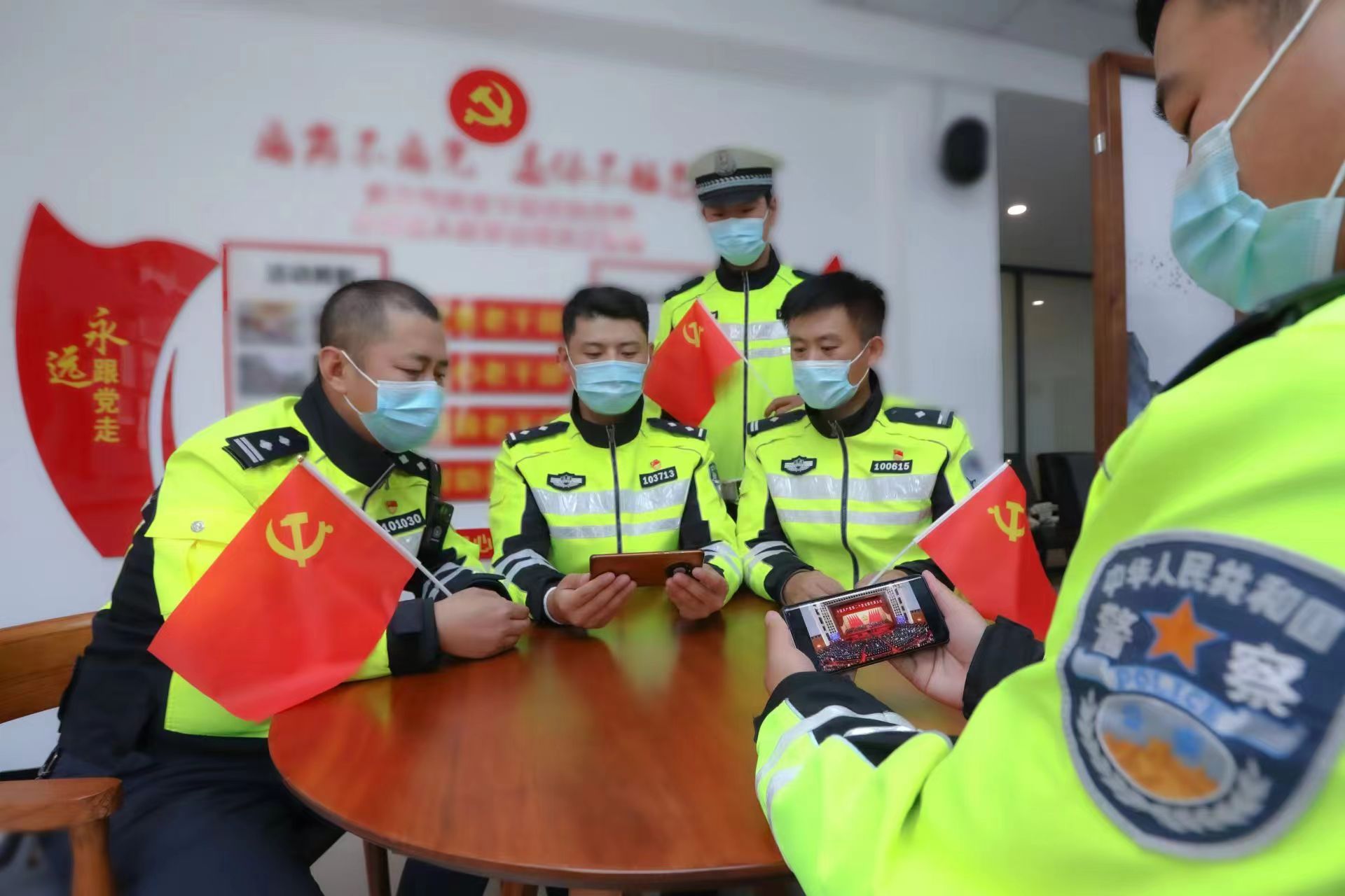 2、一中队党小组开展学习讨论.jpg