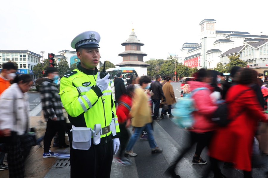 3、中队负责人高峰期维护交通秩序.jpg