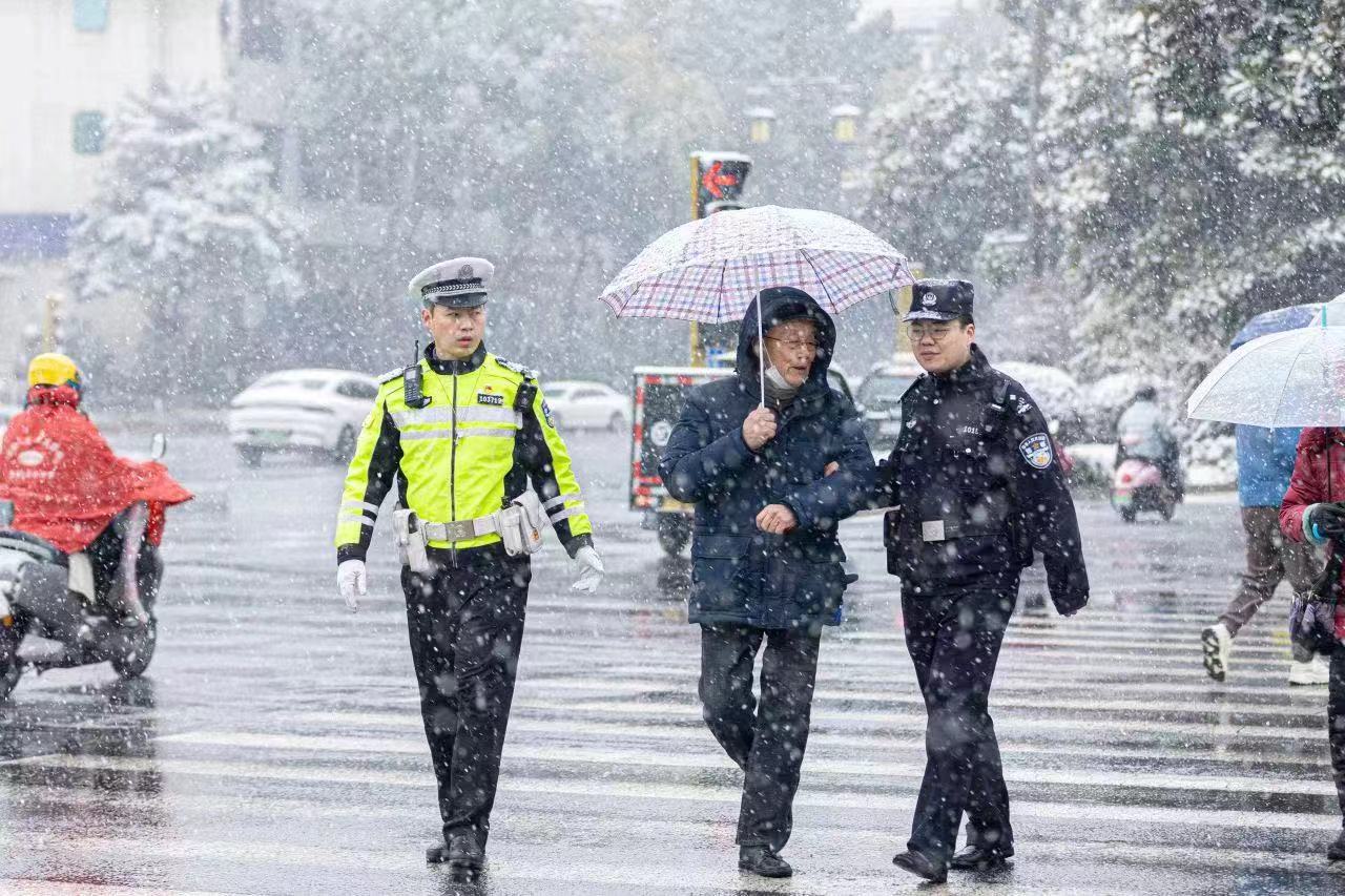 4、恶劣天气一中队民警帮助老人过马路.jpg