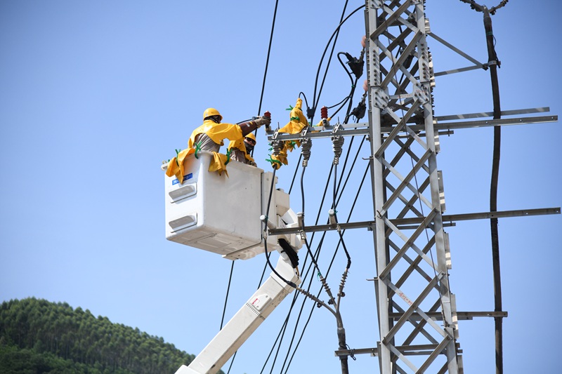 云霄供電：帶電消缺除隱患保供電.JPG