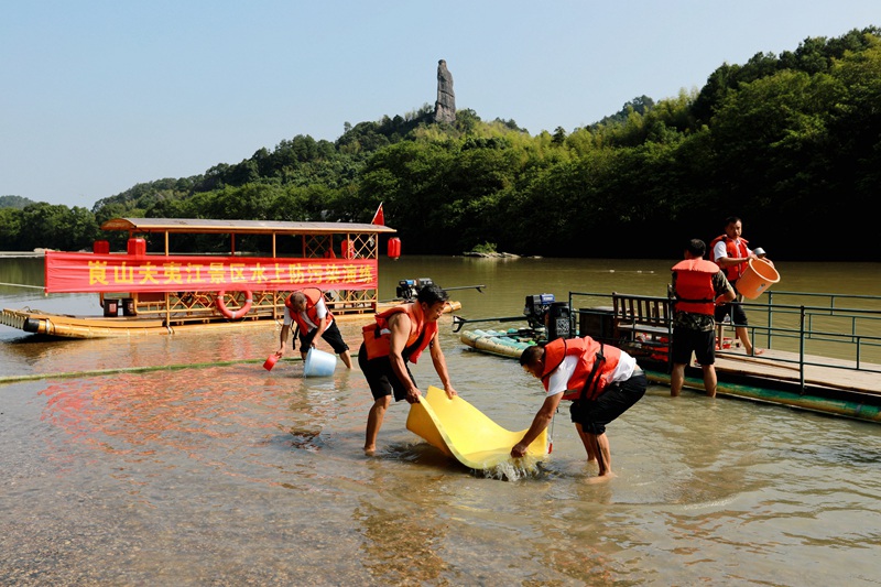 4.工作人員用水瓢、海棉收集水面“油污”。.jpg