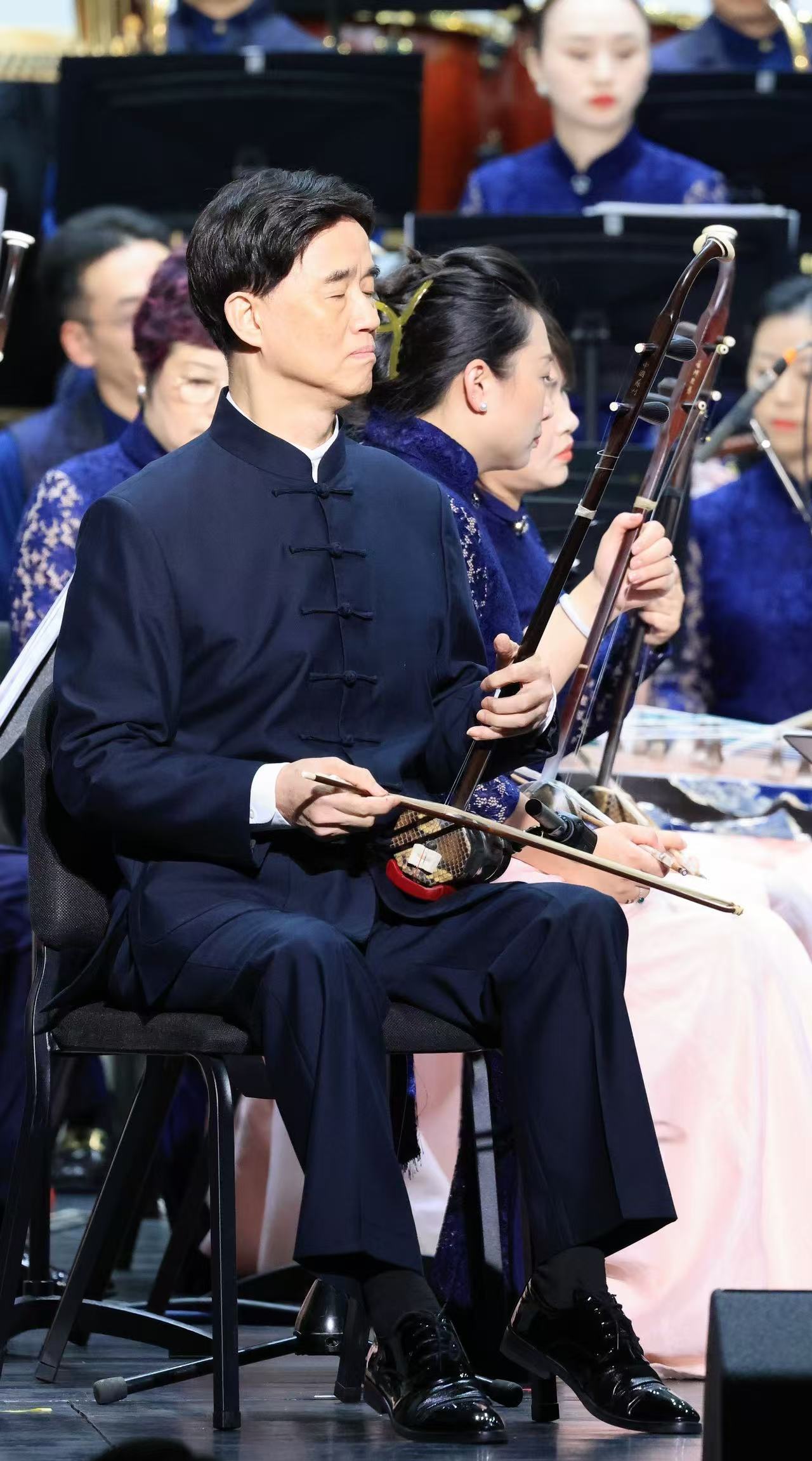 2、朱昌耀在音乐会上演奏.jpg