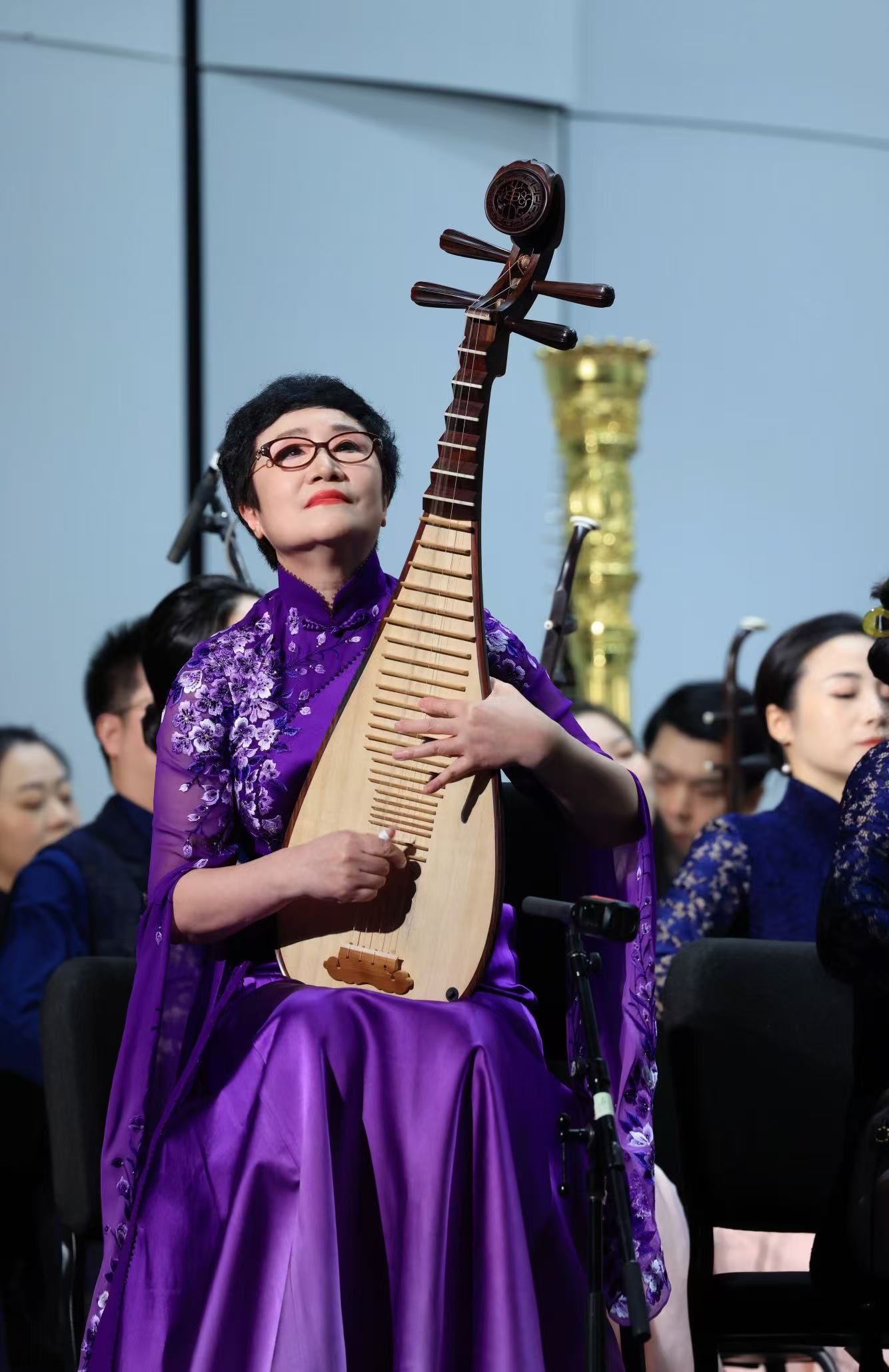 3、吴玉霞在音乐会上演奏.jpg